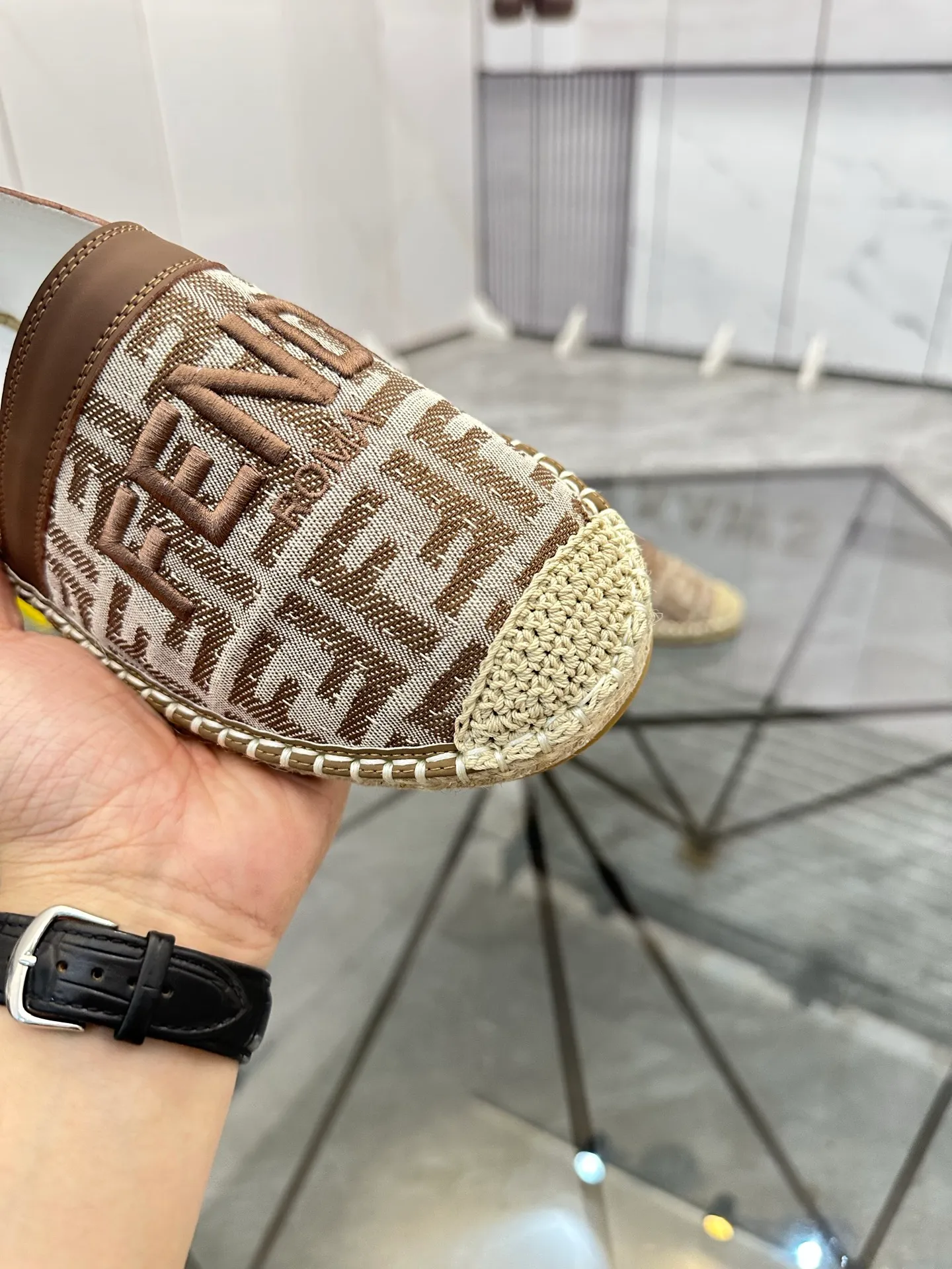 Selling men's shoes 💰: 💰P420¥ Product trademark: Fendi* "Fendi*" low-top fisherman's shoes Regular size: 38-44 (can be customized to 37.45) Product materials: upper imported cowhide stitched with original fabric, sheepskin lining, original outsole. Number: 1023